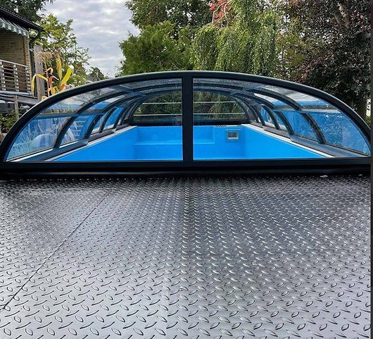 Sofort nutzbarer 6,11 x 2,5 m Containerpool mit Dach, Premium-Paket