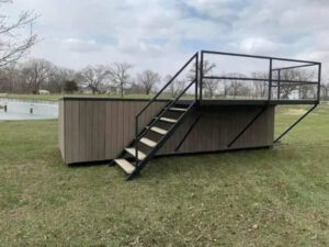 Aufstellpool in Containerbauweise mit integrierter Terrasse